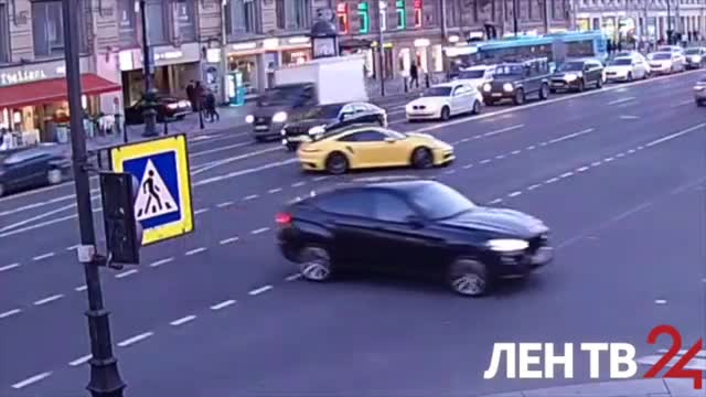Видео: на Невском проспекте в Петербурге маневрировал лихач на Porsche