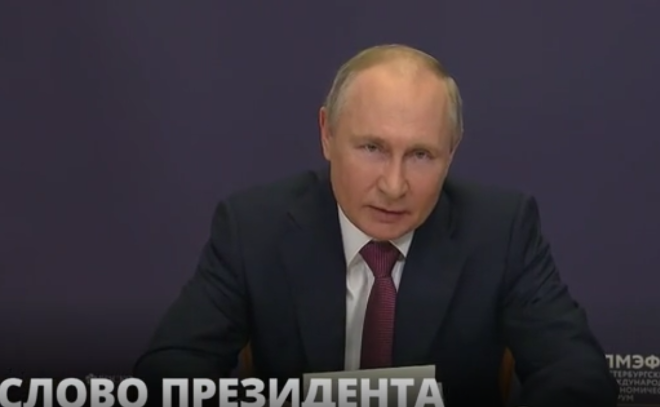Владимир Путин обратился со словами приветствия к
делегациям ПМЭФ