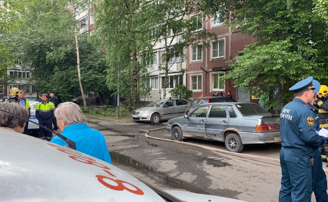 Взрыв в петербургской квартире разрушил часть стены и окно