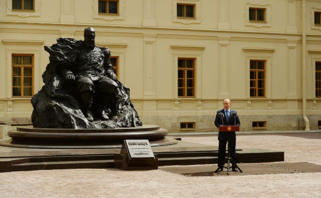 Владимир Путин открыл памятник Александру III в Гатчине
