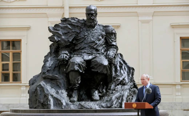 На памятнике Александру III обнаружили историческую ошибку