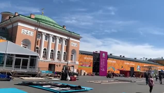 Журналистам показали футбольную деревню фестиваля ЕВРО-2020 на Конюшенной площади