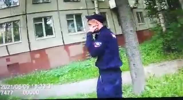 В Петербурге правоохранитель успокоил ребёнка, зовущего маму через окно