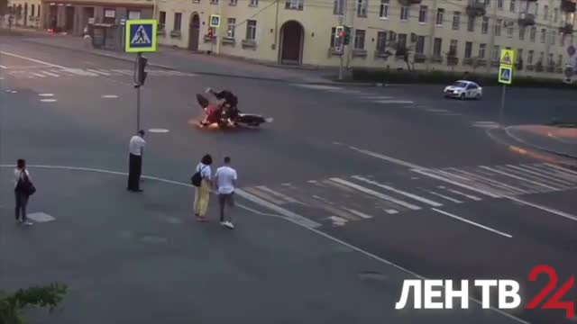 Два мотоциклиста получили травмы после столкновения на юге Петербурга