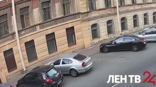 В центре Петербурга на припаркованную иномарку упала глыба штукатурки
