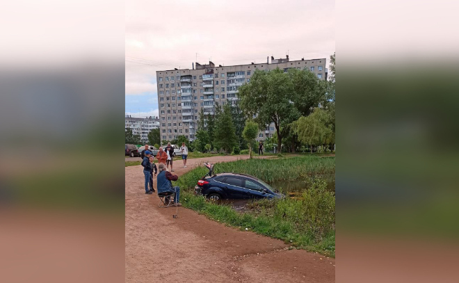 В Выборгском районе в пруду искупался автомобиль