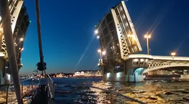Ночью от Английской набережной стартовала Большая Арктическая регата 2021