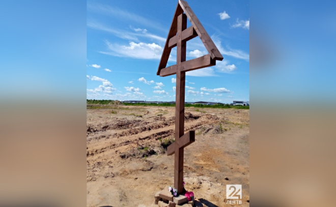 На месте захоронения воинов в поселке Тельмана установили деревянный крест