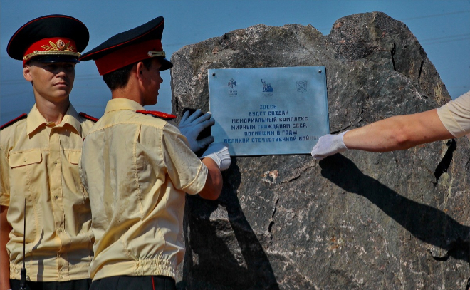 Закладка мемориального камня в Гатчинском районе в объективе фотографа ЛенТВ24