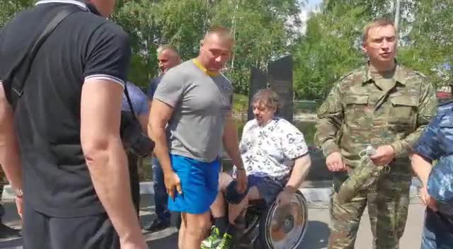 Инвалид-колясочник ветеран спецназа Николай Евтух и его сослуживцы покорят Чудское озеро на байдарках