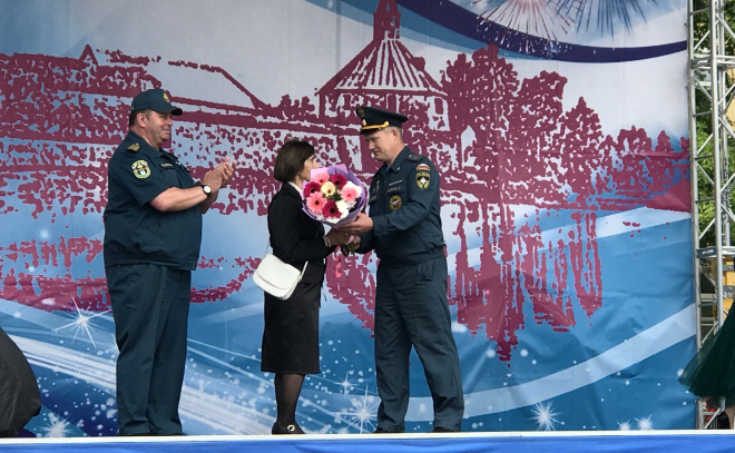 Жительницу Приозерска наградили медалью МЧС за спасение тонущего мальчика