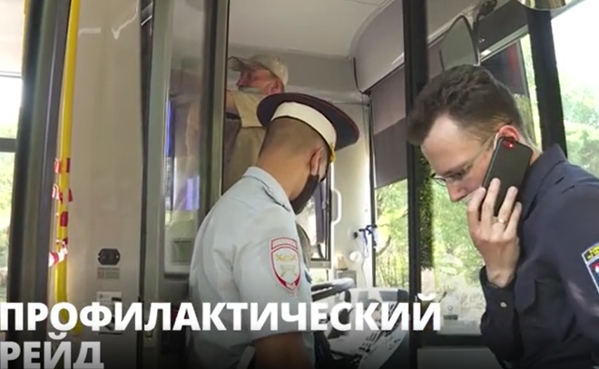 Сотрудники ГИБДД и представители Комитета по
транспорту искали нарушителей в маршрутках, автобусах и такси