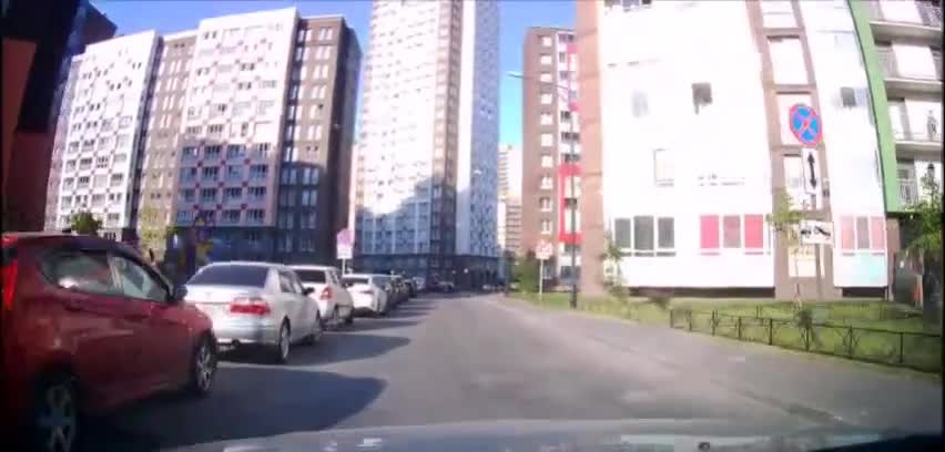 В Кудрово годовалый ребенок выполз на проезжую часть перед машиной