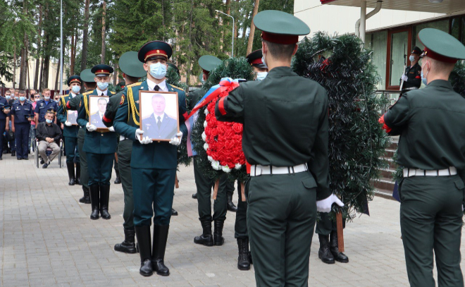 Военные и росгвардейцы отдали воинские почести погибшему экипажу Ми-8