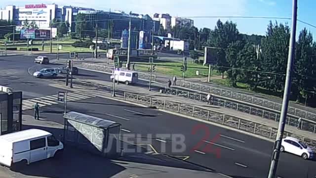 На севере Петербурга автомобиль каршеринга вылетел на трамвайные пути и перекрыл движение