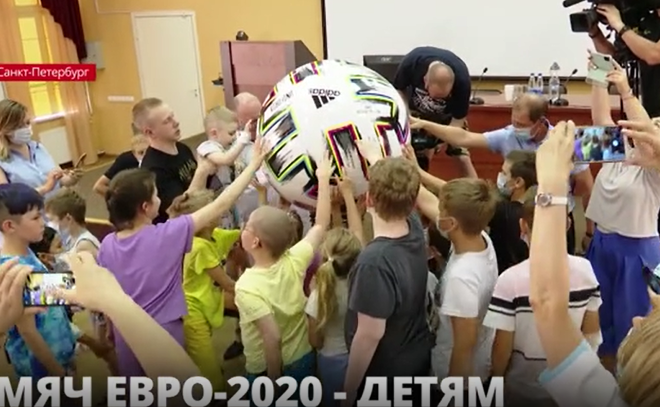 Пациентам детской областной клинической больницы вручили символ
Евро-2020 - большой футбольный мяч