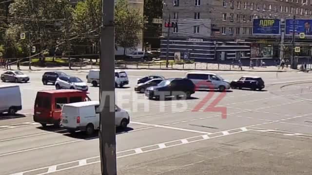 На перекрестке в Петербурге столкнулись два автомобиля и задели третий – видео