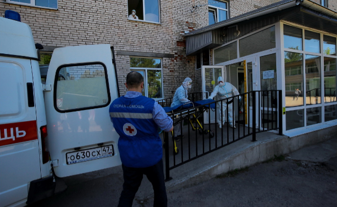 Третий день подряд в России регистрируют более 700 смертей от коронавируса