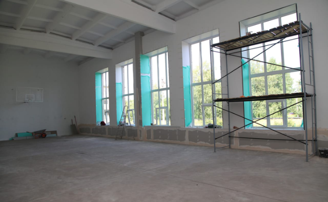 В деревне Гостинополье в Волховском районе заканчивают ремонт школьного спортзала