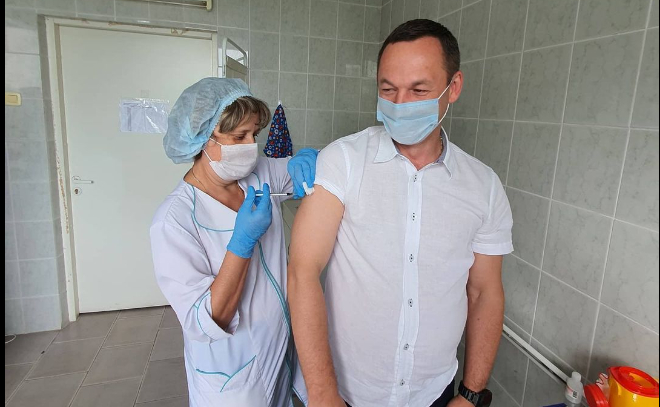 Ревакцинацию от коронавируса прошел глава администрации Тосненского района Андрей Клементьев