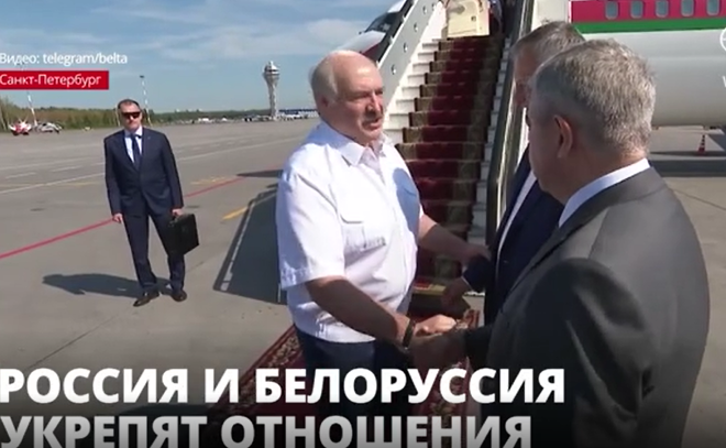 Глава Белоруссии Александр Лукашенко прибыл с официальным
визитом в Петербург