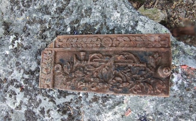 На острове Людвигштайн в парке Монрепо нашли фрагмент декора склепа