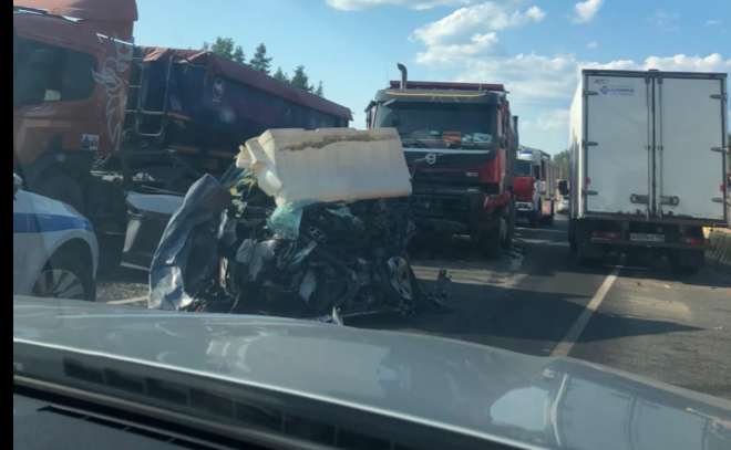 На Выборгском шоссе легковушка столкнулась с самосвалом лоб в лоб