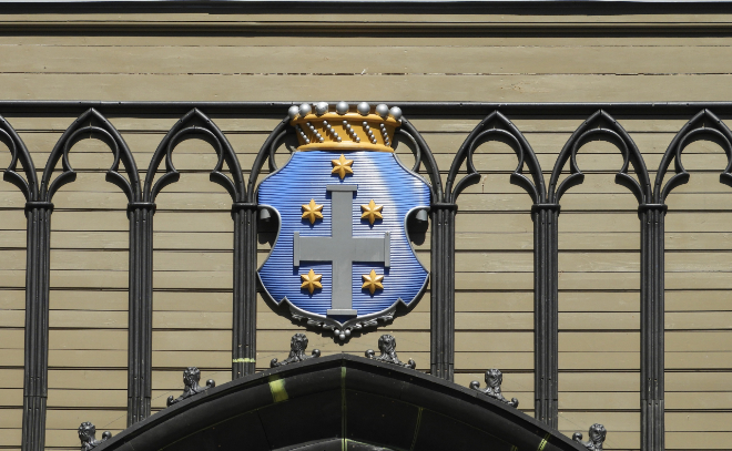 На ворота выборгского парка Монрепо вернулся герб баронов Николаи