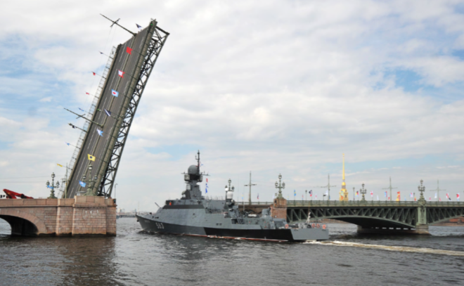 Фото: как украсят улицы Петербурга и Кронштадта ко Дню ВМФ