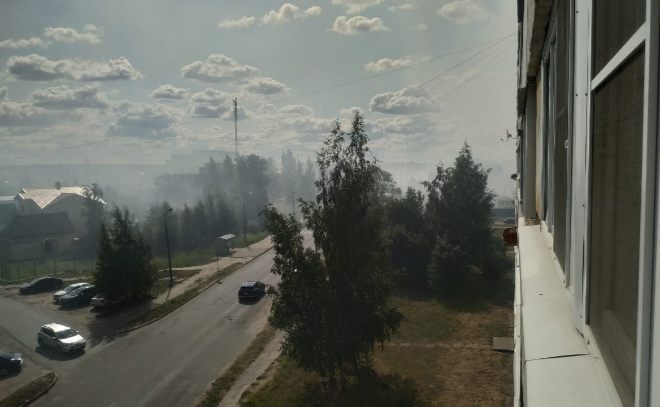 Коммунар окутан дымом из-за пожара