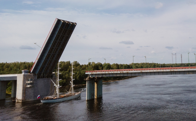 Для прохода брига «Россия» в Кировском районе развели Ладожский мост