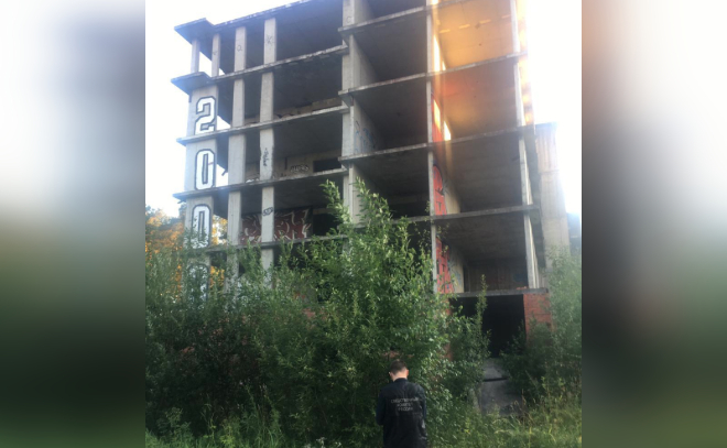 В Горбунках 11-летняя девочка упала с шестого этажа заброшенного дома
