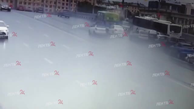 Появилось видео момента аварии с маршруткой и автобусом на Володарском мосту