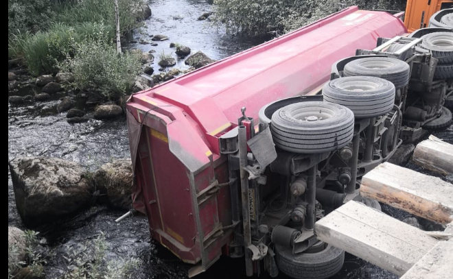 В Выборгском районе водитель самосвала уснул за рулем и упал в реку