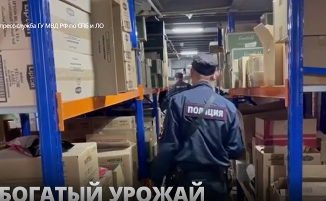 В Петербурге правоохранители проверили несколько торговых точек,
среди которых Апраксин двор и калининская овощебаза