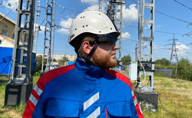 Электрики Октябрьской железной дороги осваивают шлемы виртуальной реальности