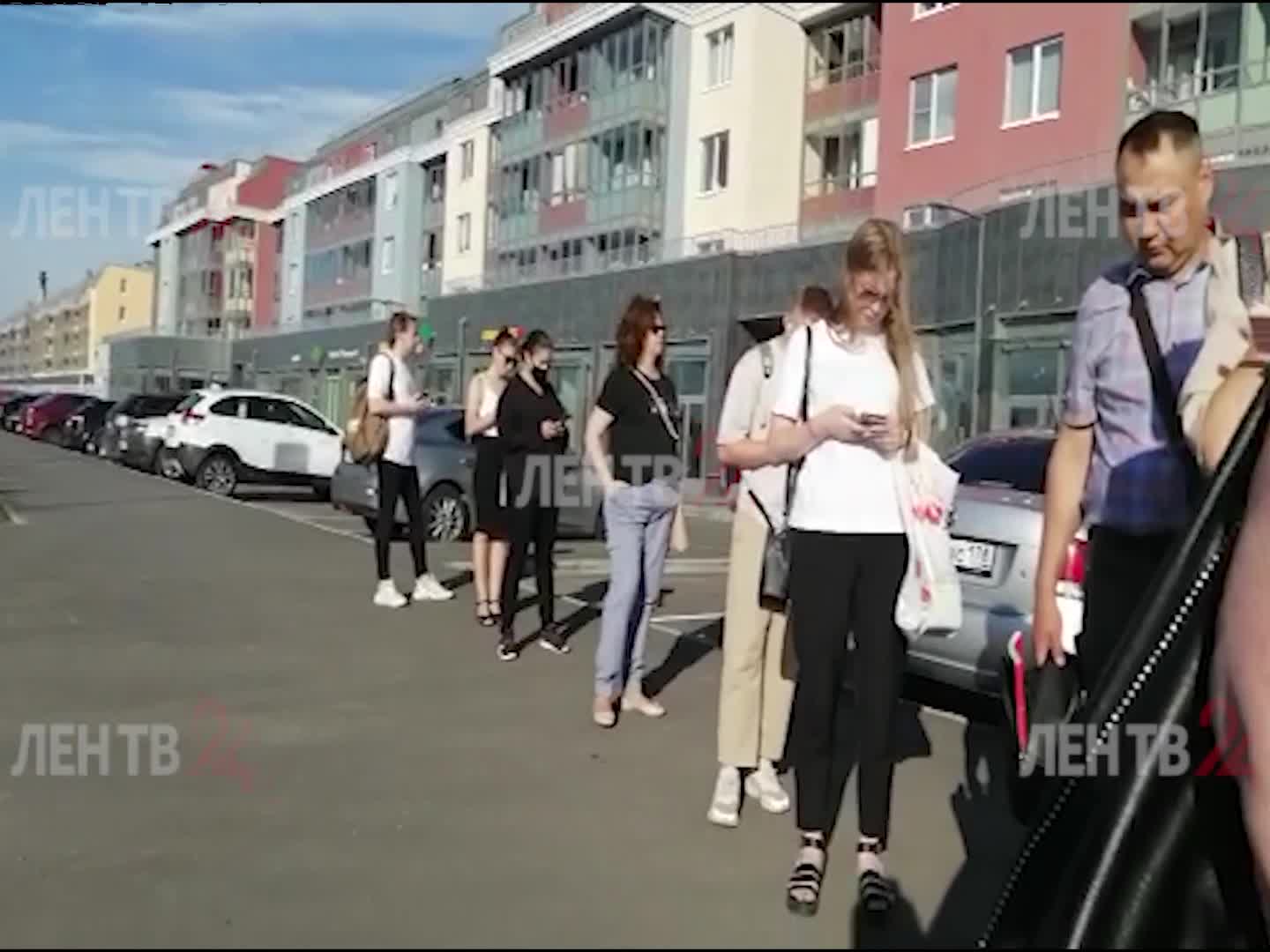 Жителей петербургского ЖК «Зеленый квартал» пускают в автобусы только по пропускам