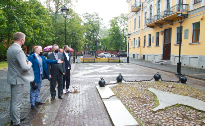В Кронштадте отремонтируют пешеходную зону в Безымянном переулке и "Дерево желаний"