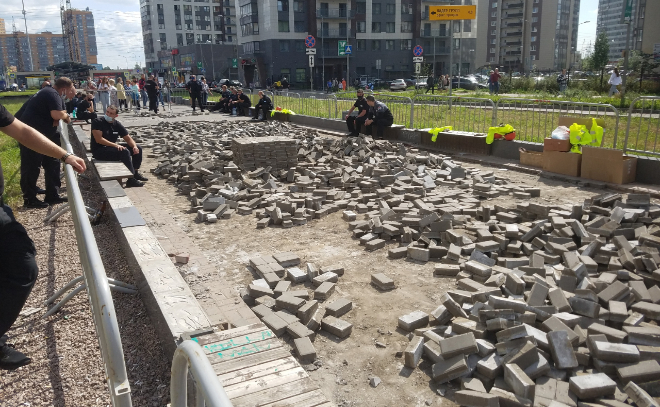 Строители разобрали плитку на участке бульвара Менделеева в Мурино