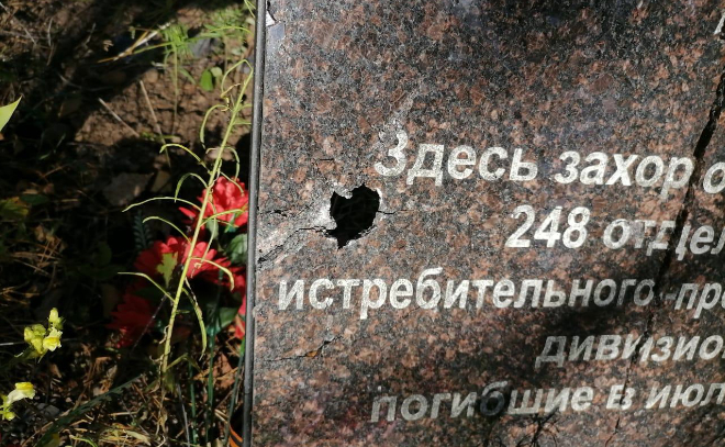 В Выборгском районе вандал повредил мемориал воинам Великой Отечественной войны