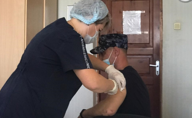 Сотрудники отдела вневедомственной охраны в Выборге сделали прививку против коронавируса