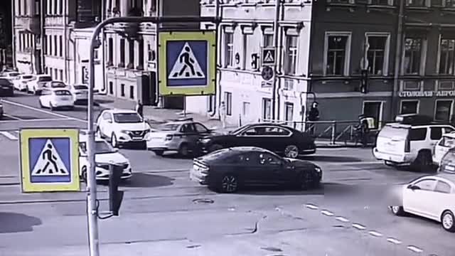 На Петроградской набережной автомобиль Росгвардии попал в ДТП