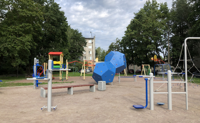 В четырех дворах Гатчины установили новые спортивные и детские площадки