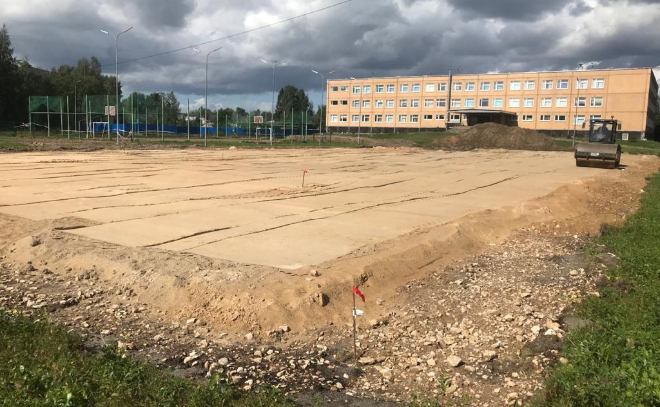 Возле школы во Всеволожске строят поле для мини-футбола