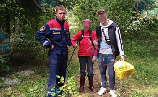 Спасатели вывели потерявшуюся пенсионерку из леса у Вырицы