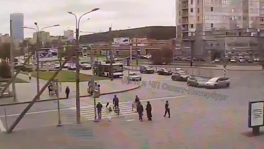 На Ленинском проспекте в Петербурге пешеходы попали под колеса "Форда", не проскочившего на красный
