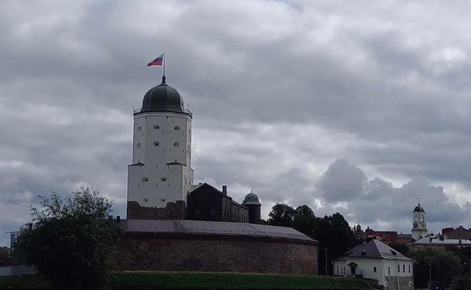 Триколором украсили башню Выборгского замка в честь Дня флага