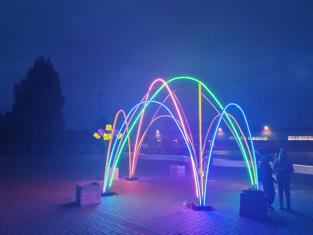 Светящиеся фонтаны. Радужный фонтан. Светодинамические фонтаны в Ангарске. Светящиеся разноцветные горки с бассейнами.