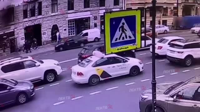 На Невском проспекте на выделенной полосе мотоциклист влетел в легковушку