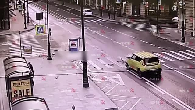 На Петроградке иномарка от бокового удара улетела в кусты – видео